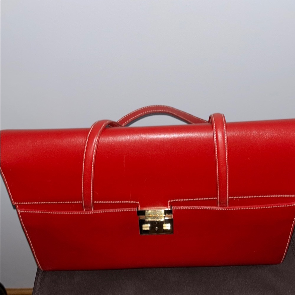 Gucci Red Clutch with Gold Clasp and Structured Design - Picture 2 of 3